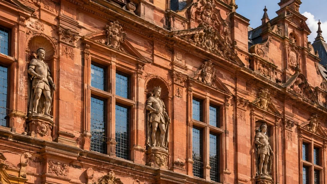 La fachada de arenisca del Friedrichsbau con sus hileras de estatuas en el patio del castillo
