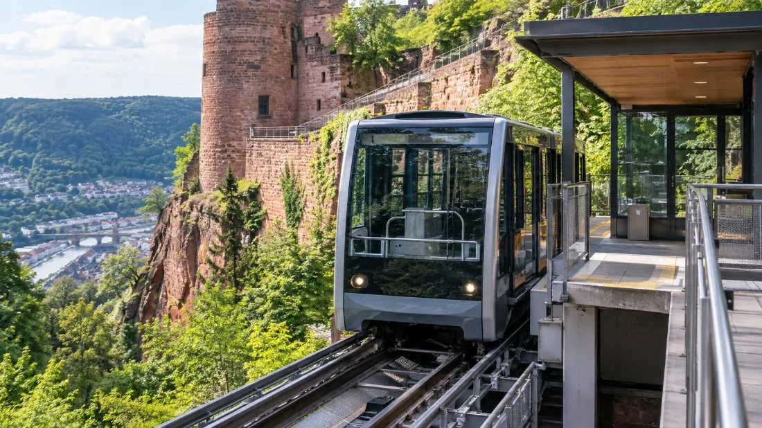 El coche del funicular llegando a la estación Schloss en la empinada ladera boscosa