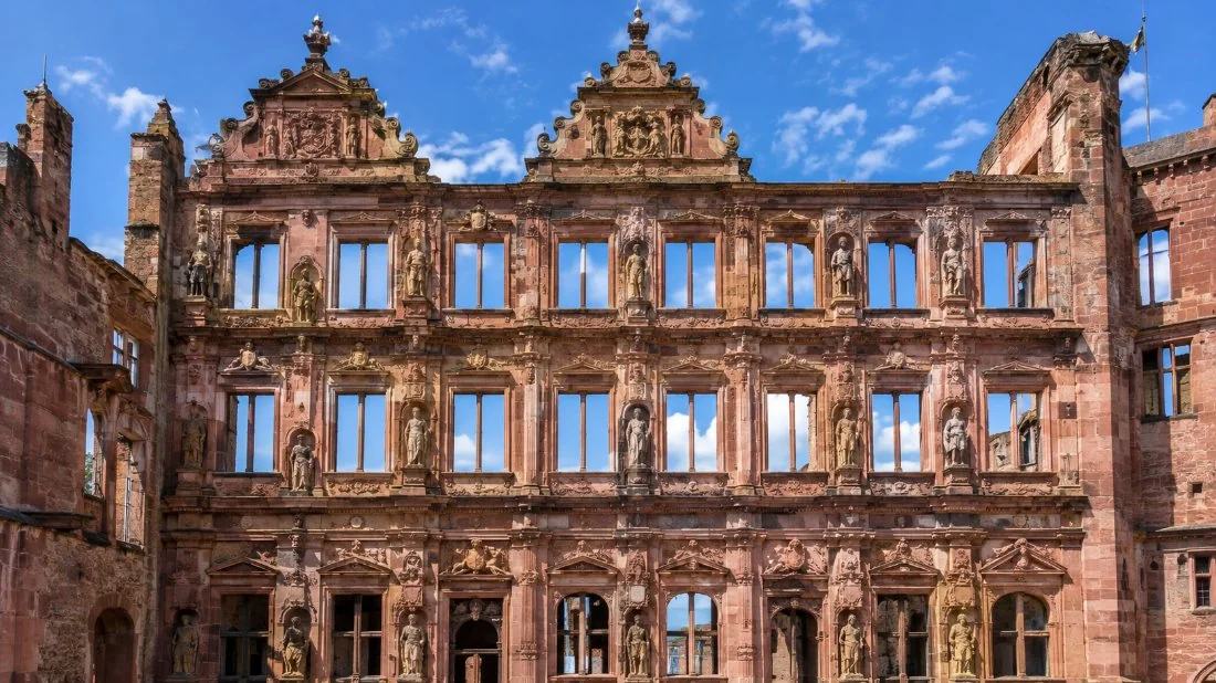 La ornamentada fachada renacentista del Ottheinrichsbau, abierta al cielo tras sus ventanas